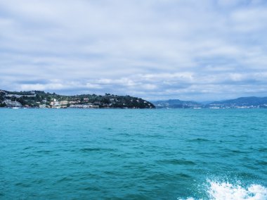 Deniz taşıtları ve bulutlu gökten görmüş deniz manzarası