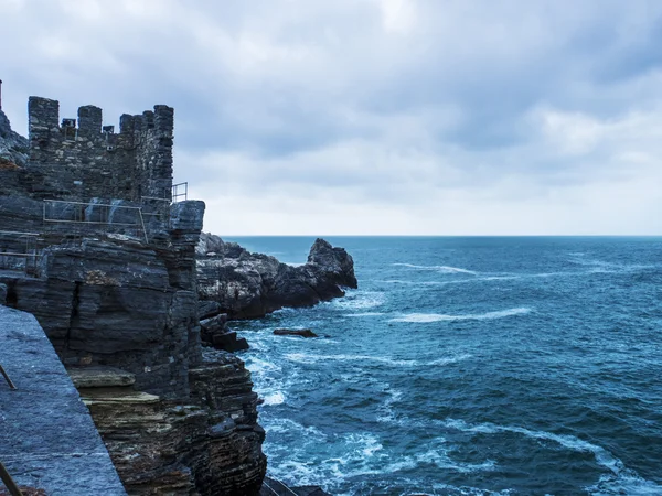 Bela paisagem do mar tempestuoso e falésias — Fotografia de Stock