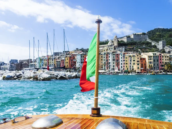 Cinque Terre glimpse in Liguria from watercraft and italian flag — Stock Photo, Image