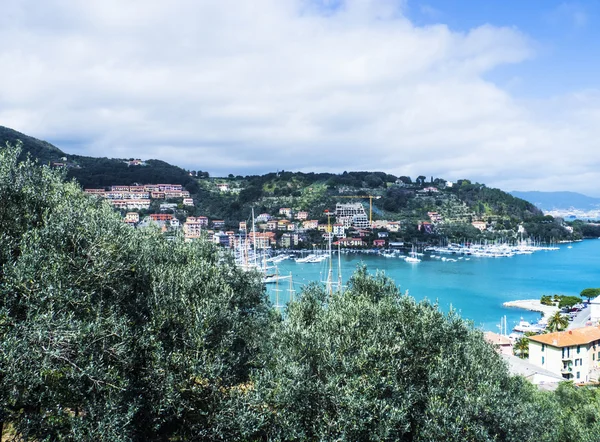 Spring seascape and village in Liguria, Italy — Stock Photo, Image