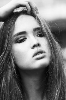 Güzel closeup kız portre şehir siyah ve beyaz