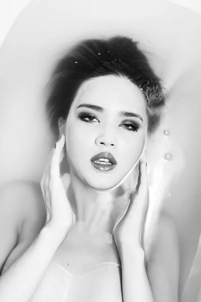 Pretty model portrait in the bathtub black and white — Stock Photo, Image