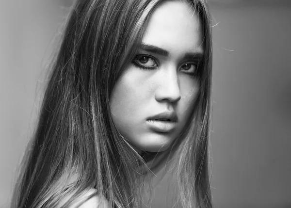 Closeup meisje portret in de stad zwart en wit — Stockfoto