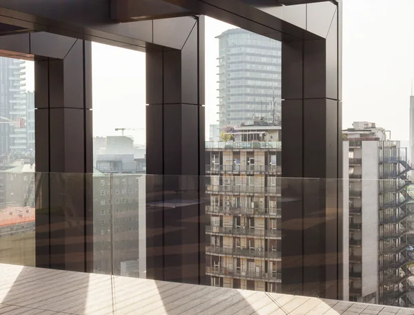 Stadtbild vom Inneren des modernen Gebäudes aus gesehen — Stockfoto