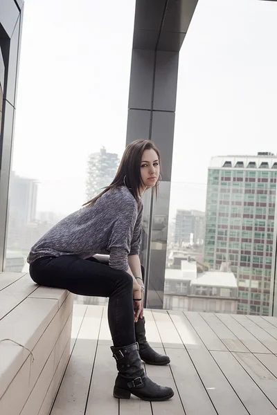 Portrait de fille assis et regardant et paysage urbain — Photo