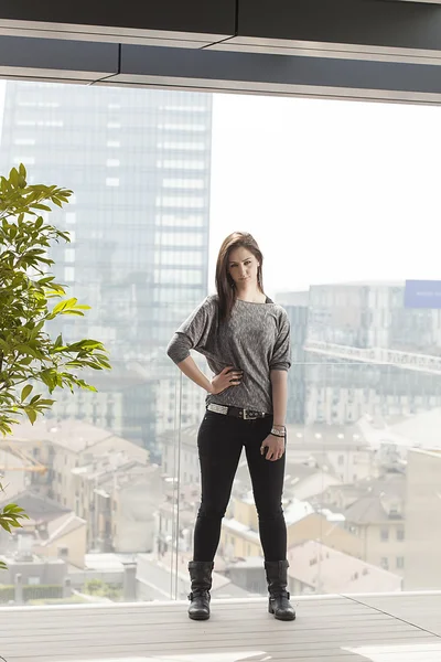 Girl portrait with hand on hip and cityscape — Stock Photo, Image