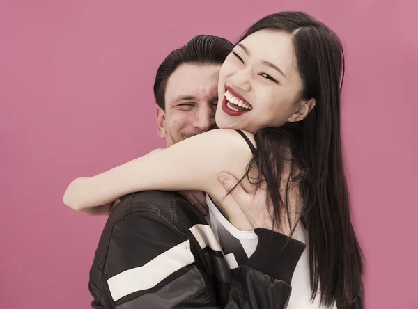 Belo casal retrato abraçando e sorrindo — Fotografia de Stock