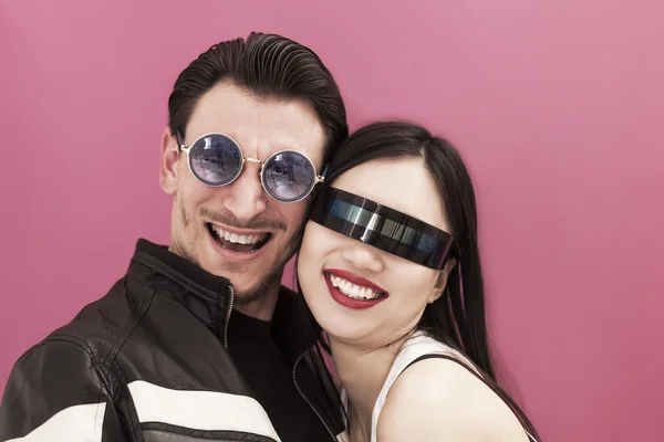 Schönes Paar mit verrückter Sonnenbrille — Stockfoto