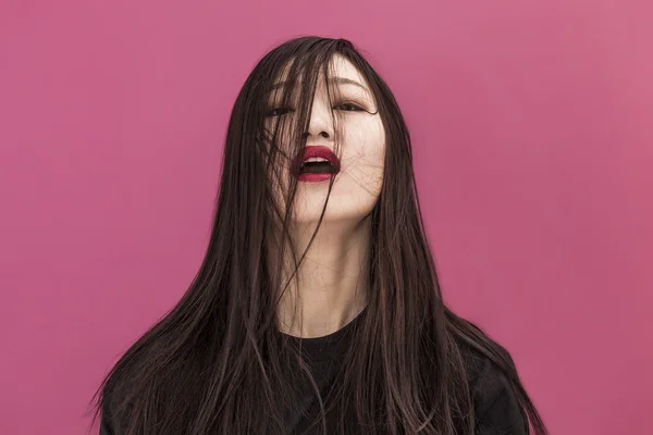 Menina bonita retrato com cabelo bagunçado — Fotografia de Stock