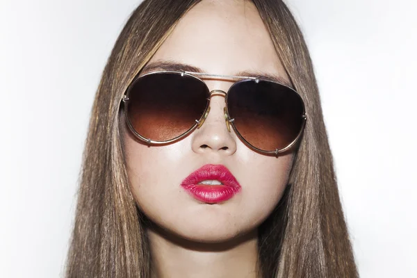 Retrato de niña con gafas de sol y lápiz labial rojo —  Fotos de Stock