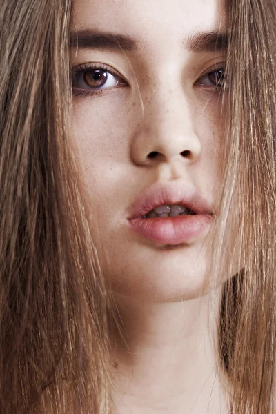 Superbe portrait de fille gros plan avec des taches de rousseur — Photo