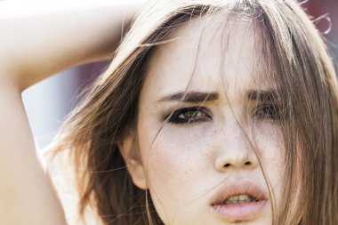 Güzel closeup kız portre güneş ışığı altında