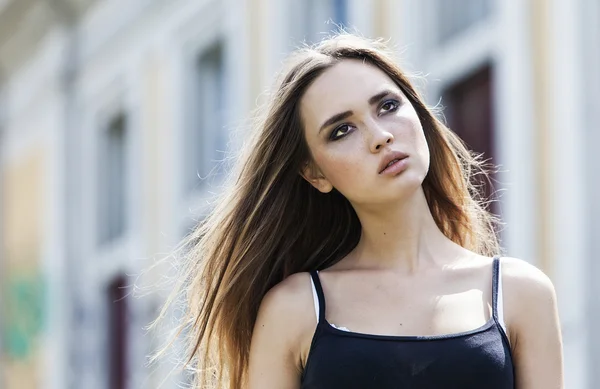 Mooi meisje portret in de stad — Stockfoto