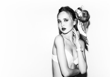 Sutyen ve ruj siyah ve beyaz giyen güzel model portre