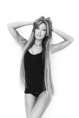 Siyah ve beyaz poz güzel uzun saçlı güzel kız