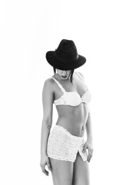 Kadın iç çamaşırı ve şapka siyah ve beyaz giyen süre poz