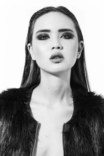 Precioso retrato modelo de moda en blanco y negro — Foto de Stock