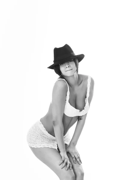Mooie vrouw die zich voordeed en het dragen van lingerie zwart en wit — Stockfoto