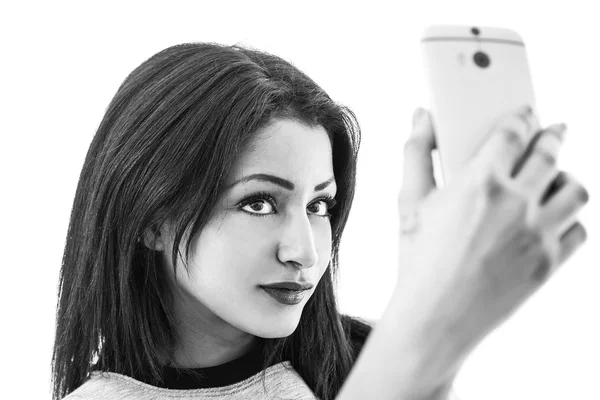 Mulher bonita sorrindo e tomando uma selfie preto e branco — Fotografia de Stock