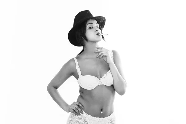 Sexy Frau trägt Dessous und raucht Zigarette schwarz und weiß — Stockfoto
