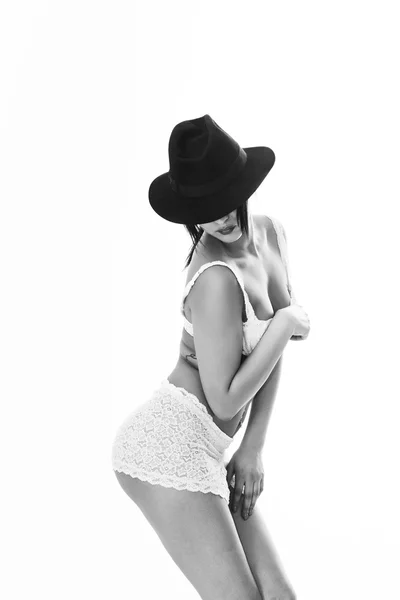 Siyah ve beyaz poz iç çamaşırı giymiş seksi kadın portre — Stok fotoğraf