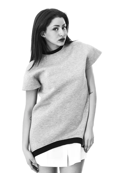Mulher vestindo vestido de t-shirt e posando preto e branco — Fotografia de Stock