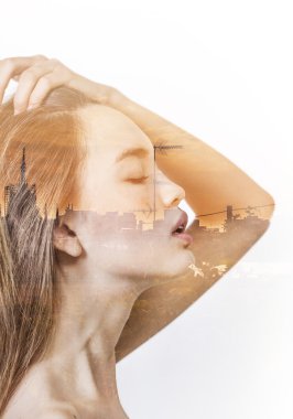 Güzel kız profil ve günbatımı cityscape çift pozlama