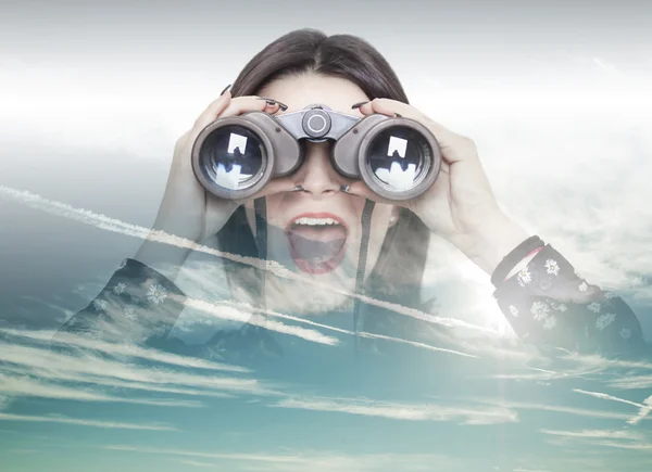 Doppelbelichtung des Mädchens, das durch Fernglas und Wolkenkappe blickt — Stockfoto