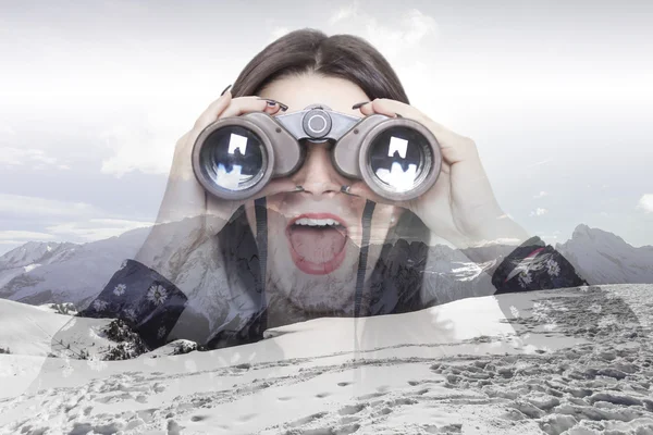 Dupla exposição da menina olhando através de binóculos e montanhas — Fotografia de Stock