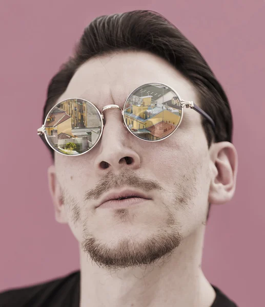 Retrato masculino con gafas de sol que reflejan el paisaje urbano — Foto de Stock