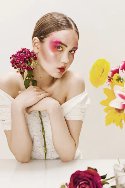 Menina bonita retrato vestindo maquiagem colorida e segurando o fluxo — Fotografia de Stock