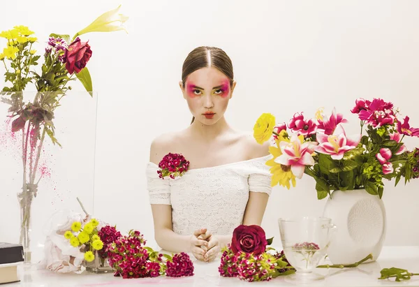 Retrato menina bonita com flores — Fotografia de Stock