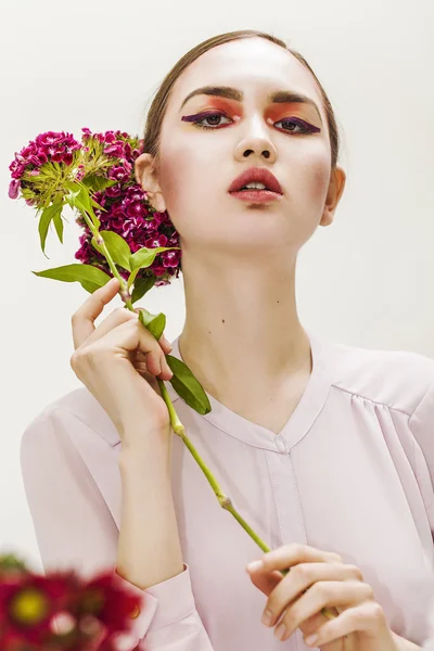 Çiçek tutan ve cam arıyorum güzel kız Güzellik Portresi — Stok fotoğraf