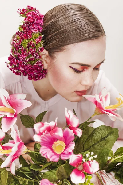 Girl beauty portrait wearing and smelling flowers — Stock Photo, Image