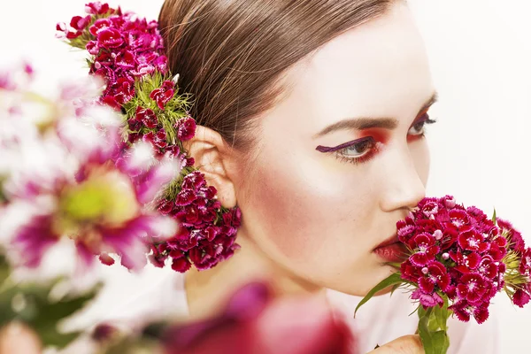 Menina bonita beleza retrato cheirar flores e olhando para o lado — Fotografia de Stock