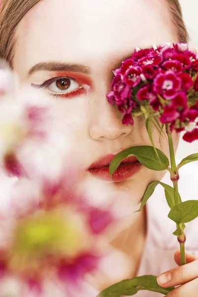 Pretty girl beauty portrait with blurred flowers — Stock Photo, Image