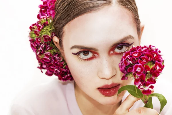 Söt flicka skönhet porträtt med rosa blommor — Stockfoto
