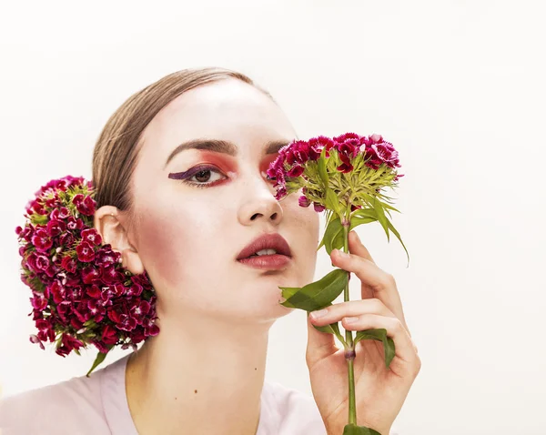 Vacker kvinna skönhet porträtt med röda och rosa blommor — Stockfoto