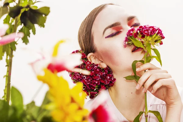 Woman portrait wearing and smelling flowers — Stock Photo, Image