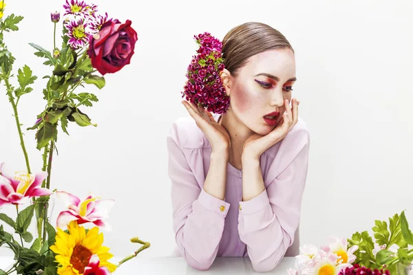 Ritratto di bellezza donna di moda con fiori — Foto Stock