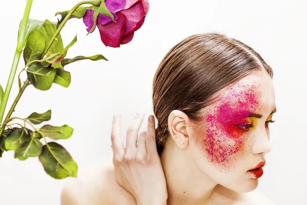 Flicka skönhet porträtt klädd i färgglada makeup och rose — Stockfoto