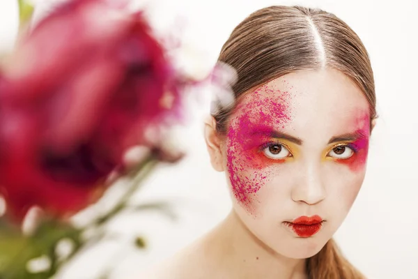 Flicka skönhet porträtt klädd i färgglada makeup — Stockfoto
