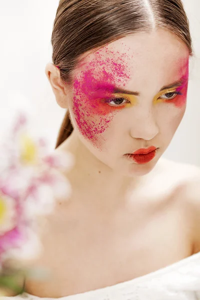 Retrato de belleza niña con maquillaje rosa, naranja y amarillo — Foto de Stock
