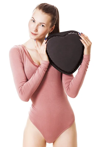 Hermosa y bonita chica sosteniendo bandeja para hornear en forma de corazón — Foto de Stock