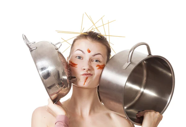 Retrato de menina louca na cozinha com escorredor e panela — Fotografia de Stock