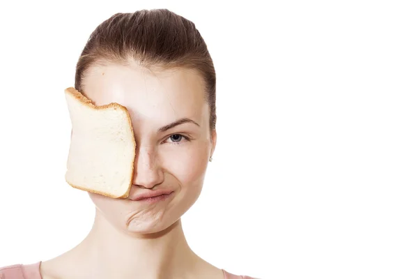 Портрет сумасшедшей девушки с кусочком бутерброда на глазу — стоковое фото