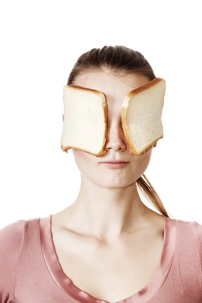 Retrato de menina louca com fatias de pão de sanduíche nos olhos — Fotografia de Stock