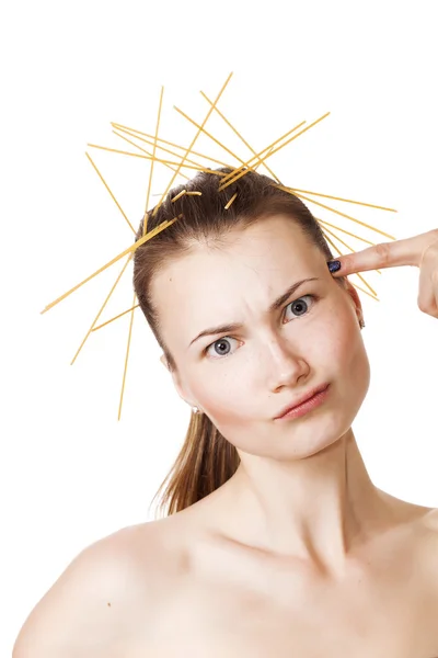 Tokig flicka stående med spaghetti i håret — Stockfoto