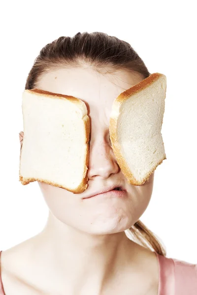 Разочарованный портрет девушки с ломтиками бутерброда на глазах — стоковое фото