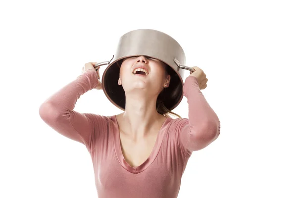 Chica divertida y decepcionada escondiendo la cabeza bajo la olla de sopa — Foto de Stock